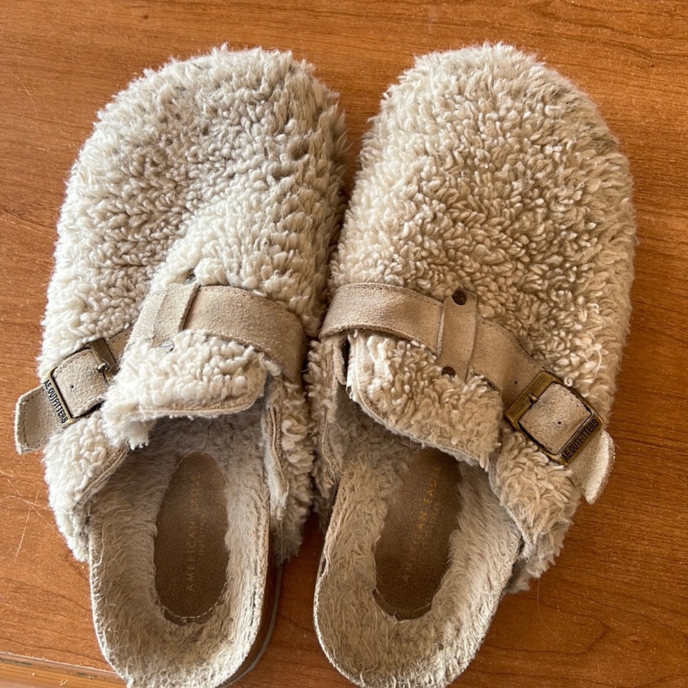 American eagle fluffy slippers